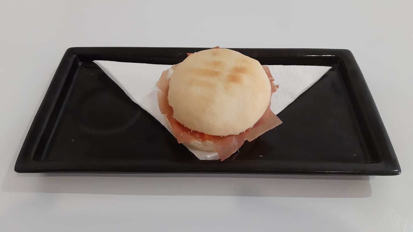 Mollete de jamón.