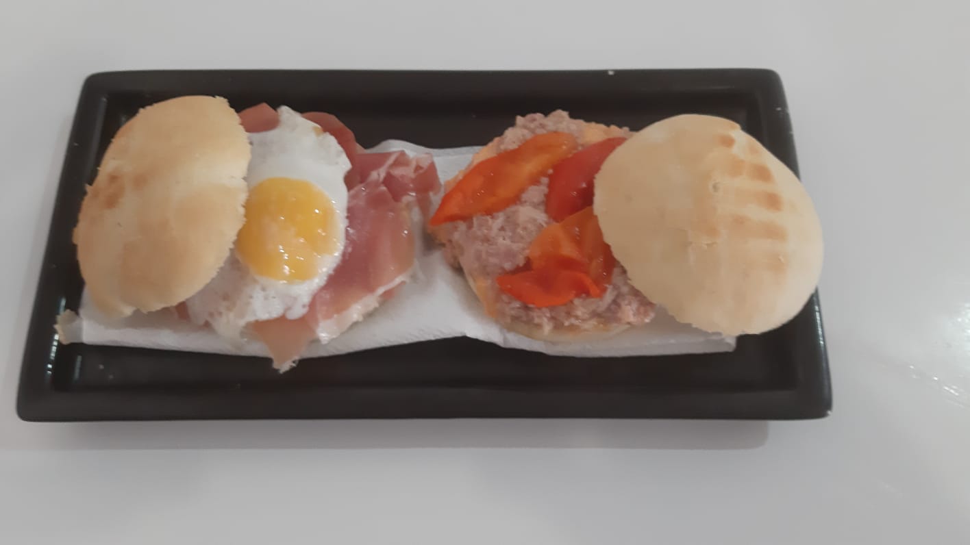 Mollete de atún y pimiento de piquillo.